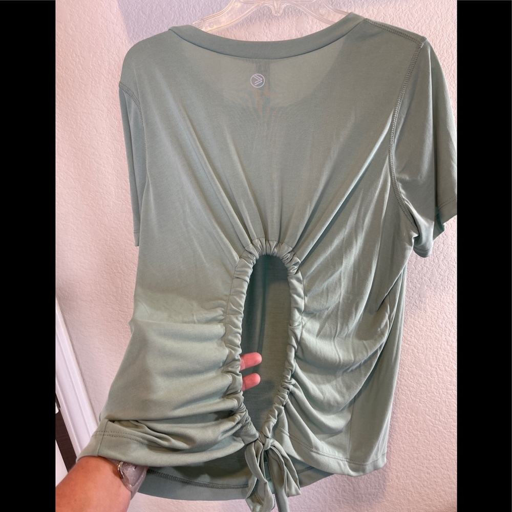 Workout top with keyhole back by Savvi Fit